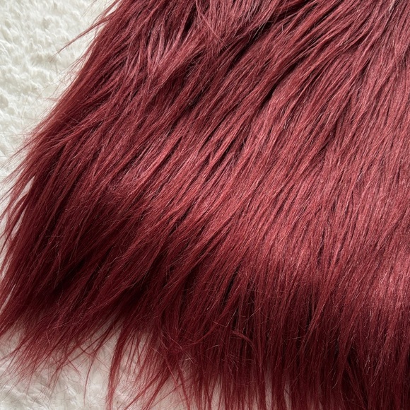 Stylish Faux Fur Vest in Light Pink and Burgundy - Picture 2 of 7